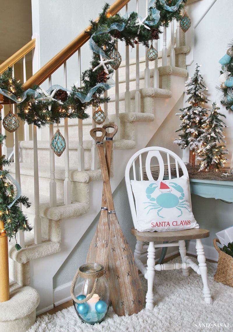 coastal christmas entryway decor via sandandsisal